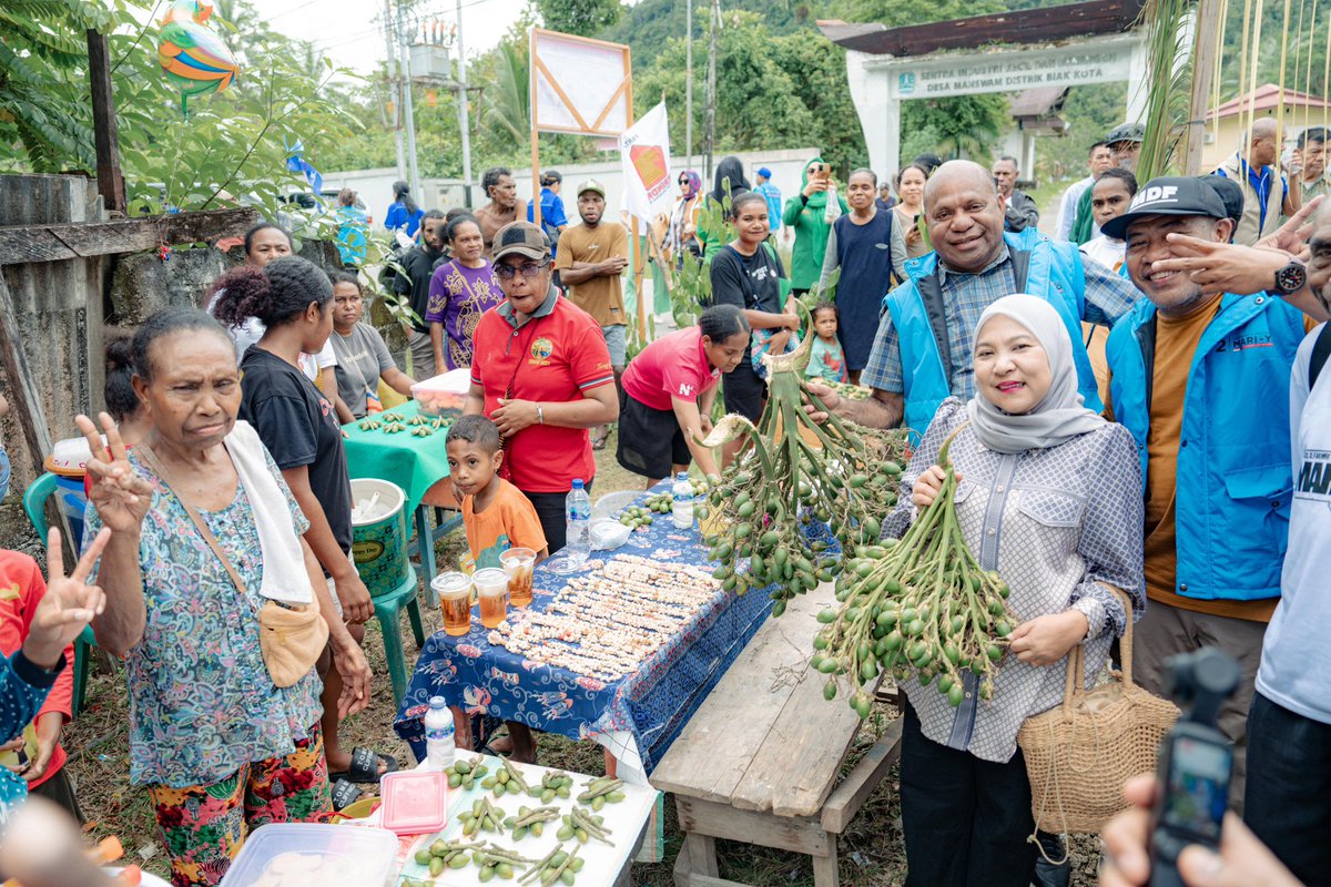 matiusfakhiri's tweet photo. Dengan semangat perubahan dan kebersamaan, kami resmi membuka Posko Induk Relawan Badai Pasifik sebagai pusat koordinasi perjuangan memenangkan MDF – AR untuk Biak Numfor yang lebih baik! 💪🌊 https://t.co/MmtL1IGZEZ