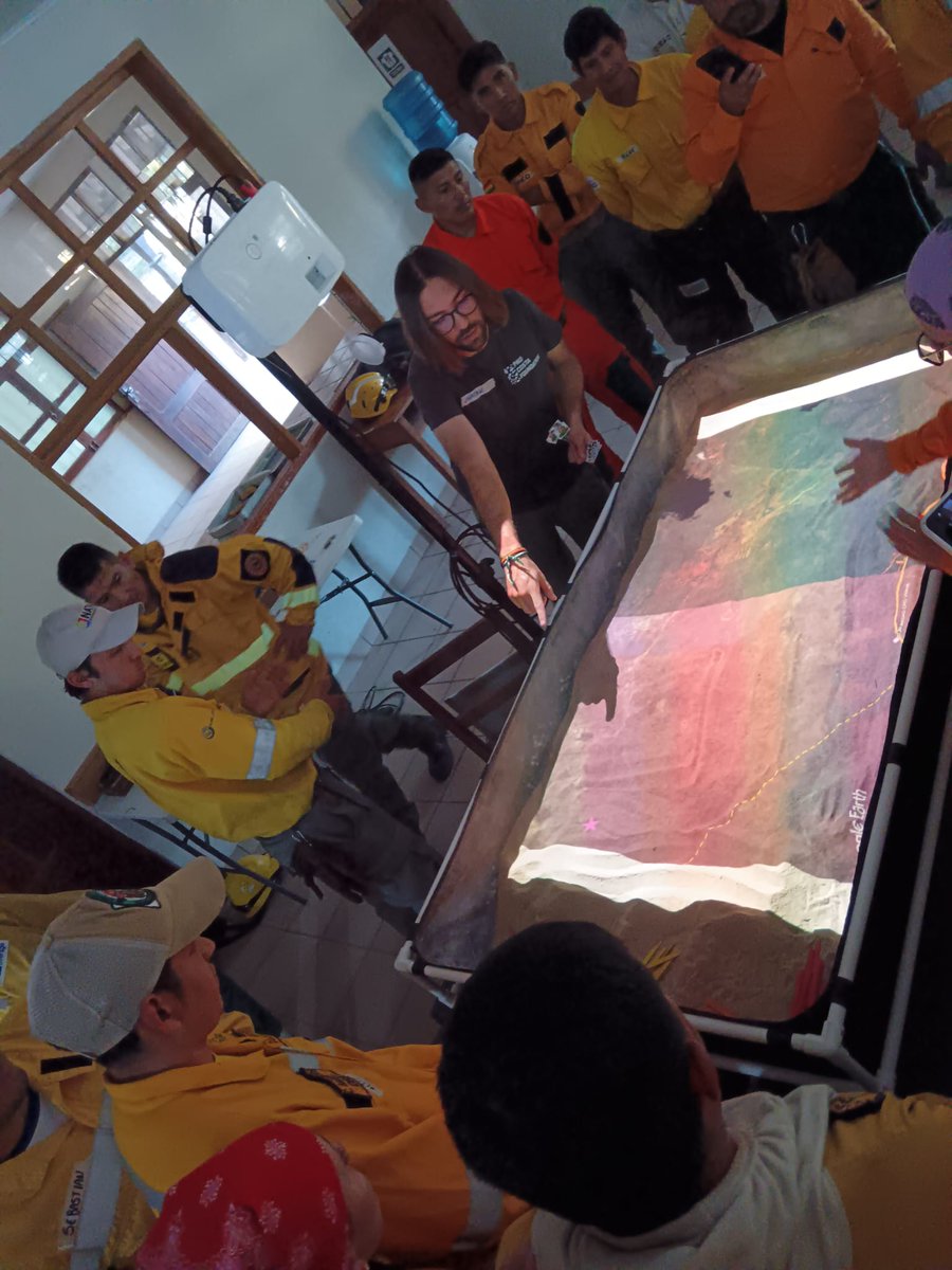PauCostaF's tweet photo. 📢Estamos en Bolivia 🇧🇴para llevar a cabo el "Curso de Quemas Prescritas" 🔥en el Santuario de Chochís, departamento de Santa Cruz. Nos esperan 5 días de intenso aprendizaje e intercambio de conocimiento☺️ Gracias a @FAN_Bolivia por la organización 🙌

👉 Este curso forma parte de una colaboración con @fiap_es  @AECID_es para implementar una estrategia de gestión integral de incendios forestales en la zona, basada en el Manejo Integral del Fuego (MIF).

Seguiremos informando 😉