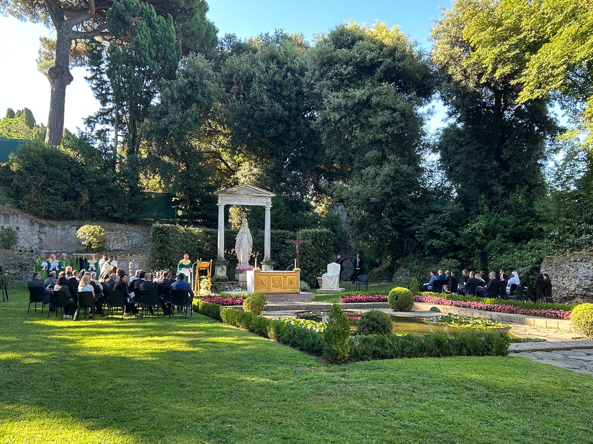 Ce matin, le pape Léon XIV a célébré pour la première fois la nouvelle messe "pour la protection de la création" dans les jardins de Castel Gandolfo, près de l’étang et de la statue de la Vierge, où il s’était recueilli lors de sa première visite. @Aigavpool