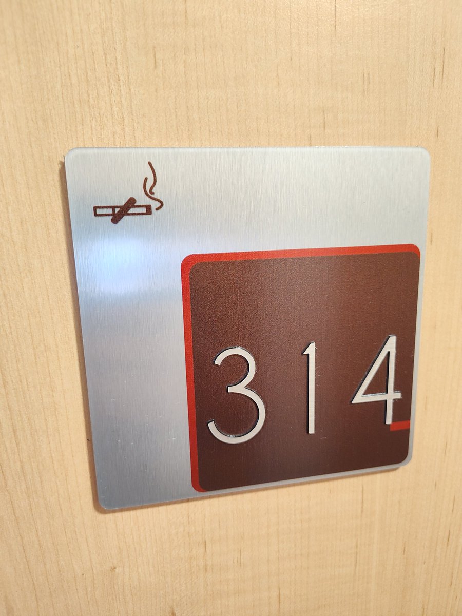 Comptant que hem omplert mig hotel amb gent del #c2emlleida25 estava clar que a algú li havia de tocar. 

Però he tingut la sort de ser jo 🤣🤣