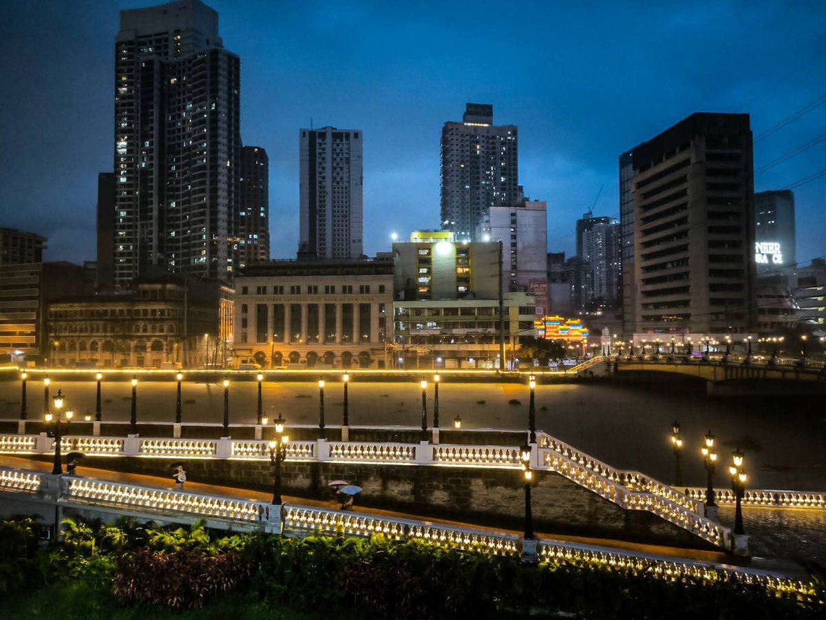 pnagovph's tweet photo. View of the Pasig River Esplanade by night, photographed from @Intramuros, Manila and with a view of Binondo District Tuesday (July 8, 2025). President Ferdinand R. Marcos Jr. has vowed to revive historic districts along the Pasig River. The esplanade will be about 25 kilometers long and will include Mandaluyong, Makati, Pasig and Taguig. (PNA photos by Joan Bondoc)