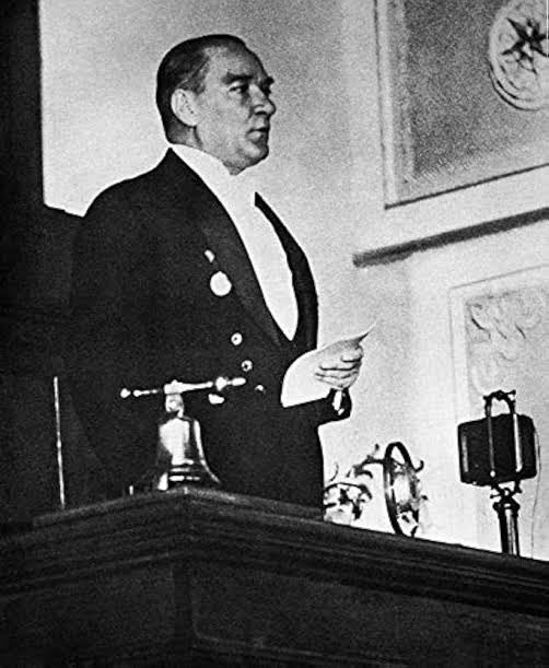 Padişahların "Kullarım" diye seslendiği halka Atatürk "Efendiler" diye seslendi.
İdrak edenler vatan sever, idrak edemeyenler de  kul olarak kaldı.