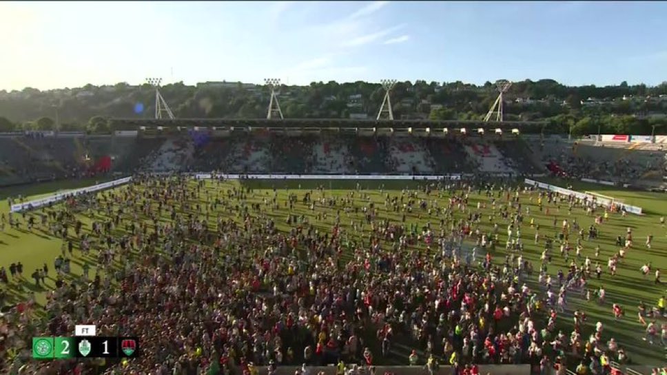 DanMcC1990's tweet image. Has to be AI surely? No way did Celtic fans invade the pitch after beating a League of Ireland side in a pre-season friendly? If so, it is the most tinpot moment ever for a Scottish football team.