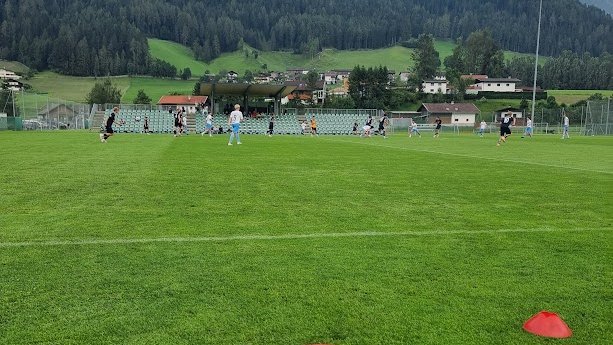 BeneSB_'s tweet image. Simple Football.
I used to think that to improve our football and help my players to develop, we must add more.
More tactical principles.
More training for more repetitions.
More different formations to be more “flexible”.
Today, I believe in the opposite:
We remove…