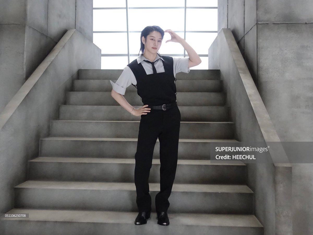 Heechul: "I was always the center of attention. During the day, the sun is just above my head, shining its light on me. And then at night, the moon is also there, shining its light on me."