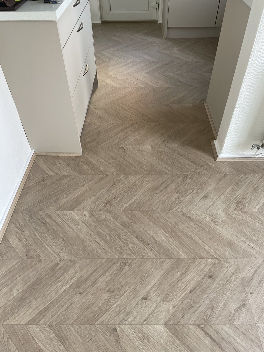floorsub's tweet photo. @DEWALTtough DCS355D2-GB 2x 2AH XR Brushless Multi-Tool @Screwfix Great bit of kit for price #laminate #flooring @QuickStepFloor Impressive Patterns #Chevronflooring https://t.co/CSF5Dt1aOu