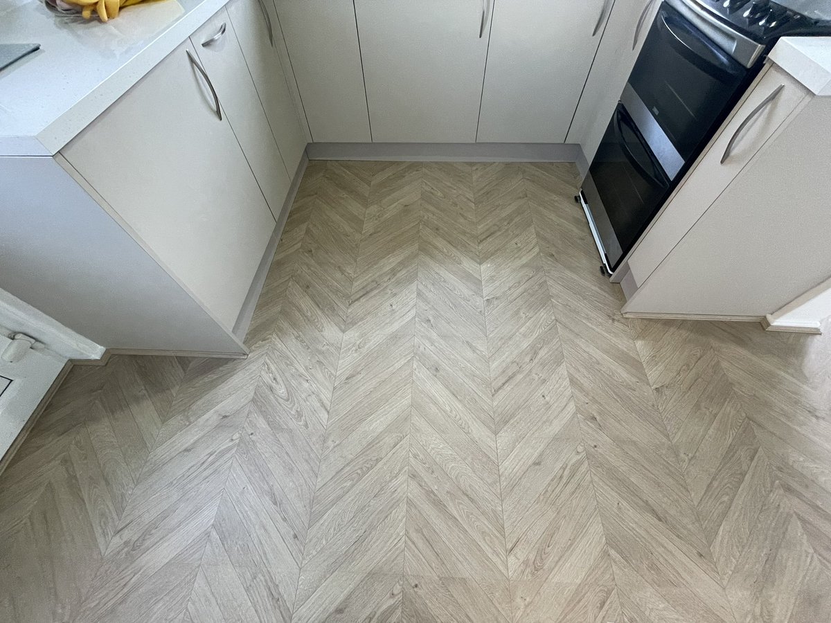 floorsub's tweet photo. @DEWALTtough DCS355D2-GB 2x 2AH XR Brushless Multi-Tool @Screwfix Great bit of kit for price #laminate #flooring @QuickStepFloor Impressive Patterns #Chevronflooring https://t.co/CSF5Dt1aOu