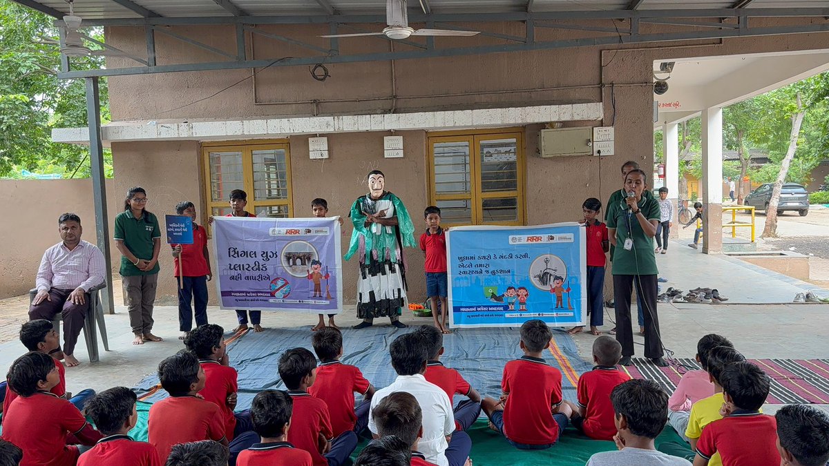 AmdavadAMC's tweet photo. From awareness to action, students are coming together to keep their surroundings clean and say no to plastic — paving the way for a greener, plastic-free future!

#PlasticFreeFuture #YouthForCleanliness #SayNoToPlastic #CleanAndGreen #FutureWithoutPlastic #SwachhBharat #AwarenessToAction