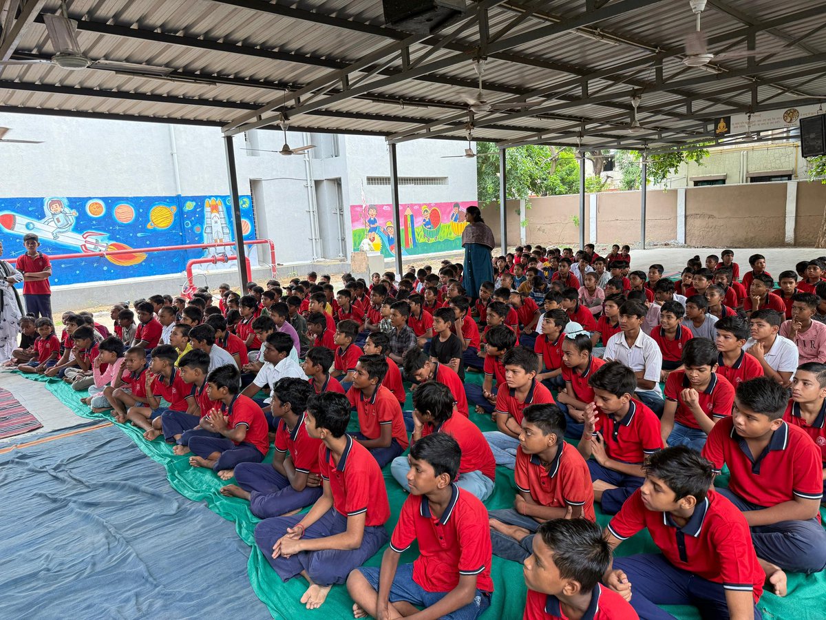 AmdavadAMC's tweet photo. From awareness to action, students are coming together to keep their surroundings clean and say no to plastic — paving the way for a greener, plastic-free future!

#PlasticFreeFuture #YouthForCleanliness #SayNoToPlastic #CleanAndGreen #FutureWithoutPlastic #SwachhBharat #AwarenessToAction