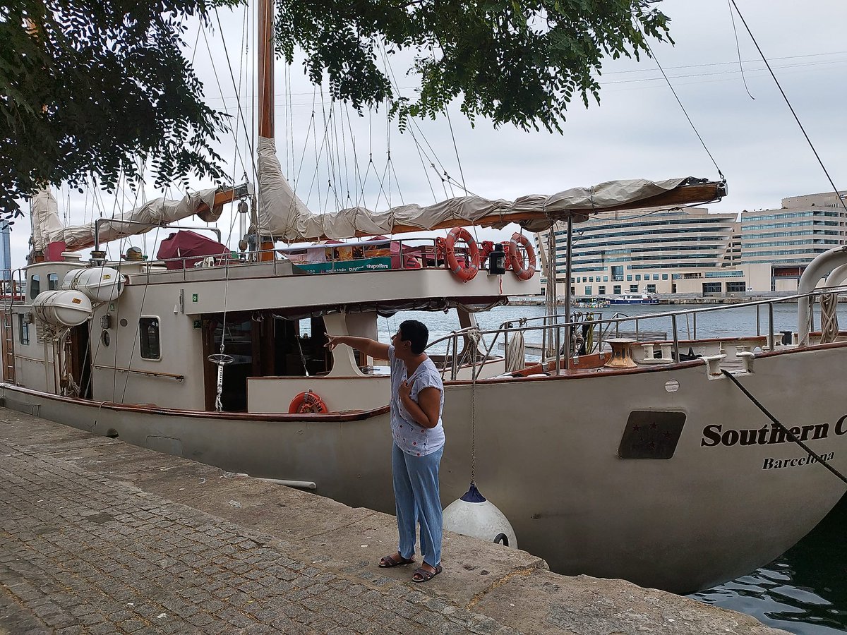 fundacioaspasim's tweet photo. Avui, com que no fa gaire calor, hem aprofitat per sortir a fer una volteta per les Drassanes i el Maremagnum! 🚶 Hem passejat, hem gaudit de les vistes… i per acabar un dia ben rodó, farem un bon vermutet! 🥂🌞
#Aspasim #Sortides #Inclusió #BonAmbient #Vermutet https://t.co/omMMoX2aqc