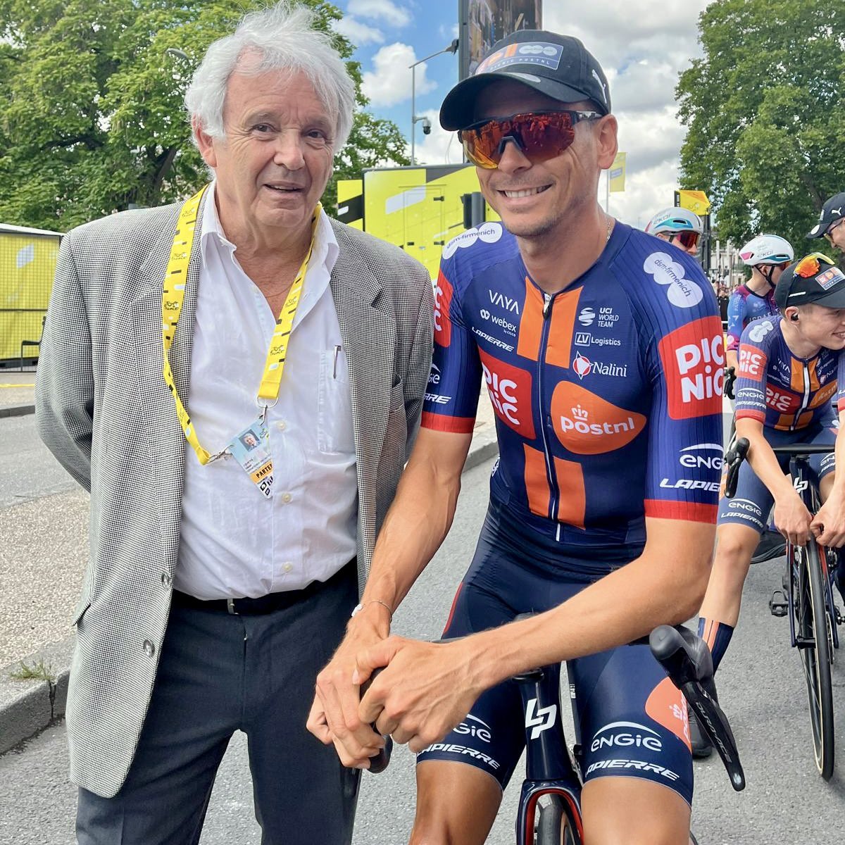 Majorite92's tweet image. Daniel Courtès, conseiller départemental délégué aux sports, était présent sur la 4e étape du @LeTour de France pour soutenir les coureurs.
Depuis 2022, le Département des #HautsdeSeine est partenaire officiel et parrain du Prix du meilleur équipier 🚴♂️
#DépartementSportif