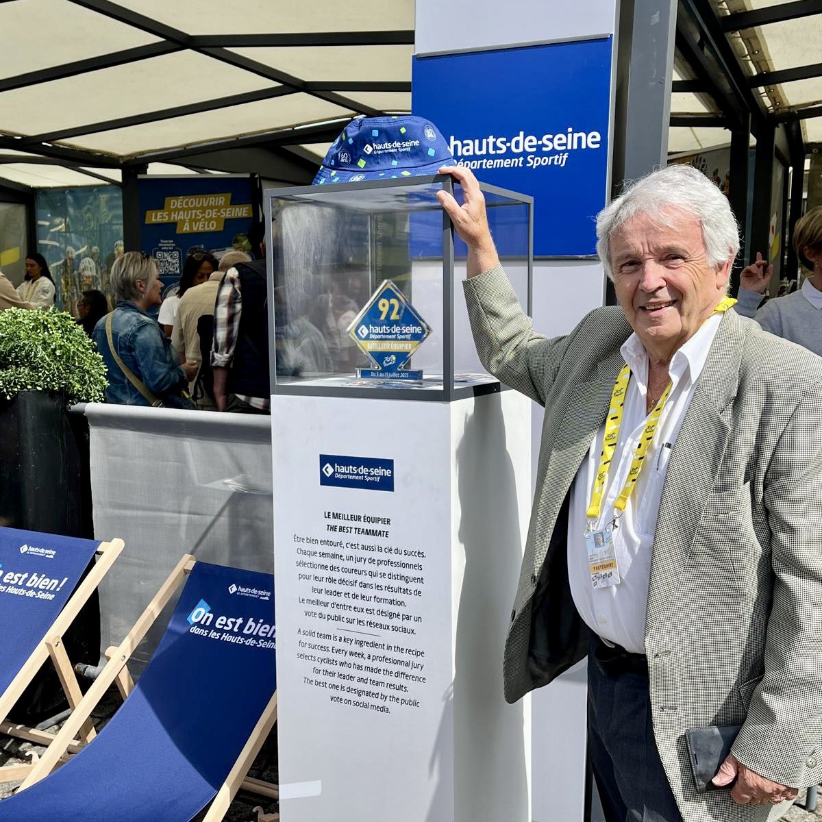 Majorite92's tweet image. Daniel Courtès, conseiller départemental délégué aux sports, était présent sur la 4e étape du @LeTour de France pour soutenir les coureurs.
Depuis 2022, le Département des #HautsdeSeine est partenaire officiel et parrain du Prix du meilleur équipier 🚴♂️
#DépartementSportif