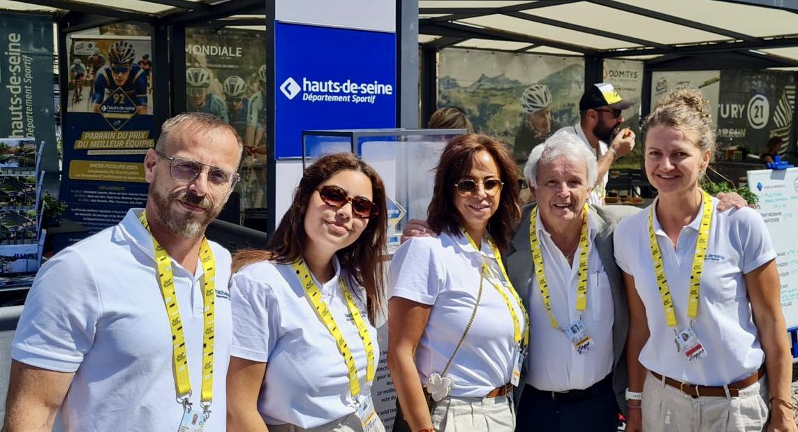 Majorite92's tweet image. Daniel Courtès, conseiller départemental délégué aux sports, était présent sur la 4e étape du @LeTour de France pour soutenir les coureurs.
Depuis 2022, le Département des #HautsdeSeine est partenaire officiel et parrain du Prix du meilleur équipier 🚴♂️
#DépartementSportif