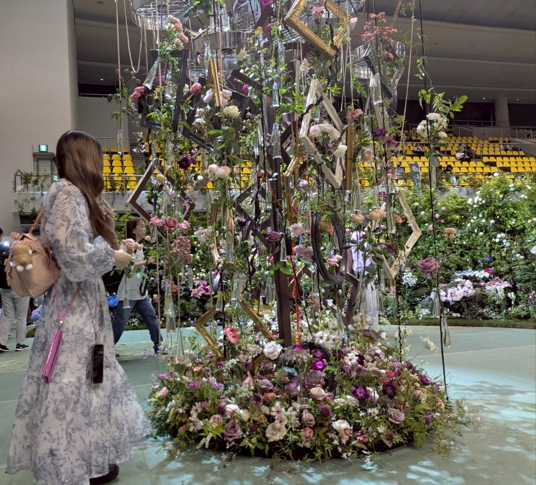 Mai_Takami888's tweet photo. 地元 #ばらのまち福山 イベント【#福山ばら祭 🌹】の『Rose Expo FUKUYAMA 2025』
芸術作品でいっぱいでした~✨
こんな薔薇や色んなお花がたくさん咲いてるお庭があるお家に住みたいなぁ~🌹🤗🏰🌈✨
#広島県 #福山市 #RoseExpo
#ばら祭り #モデル
#福山アンバサダー
#第20回世界バラ会議福山大会 https://t.co/zJr6Hqx0jl