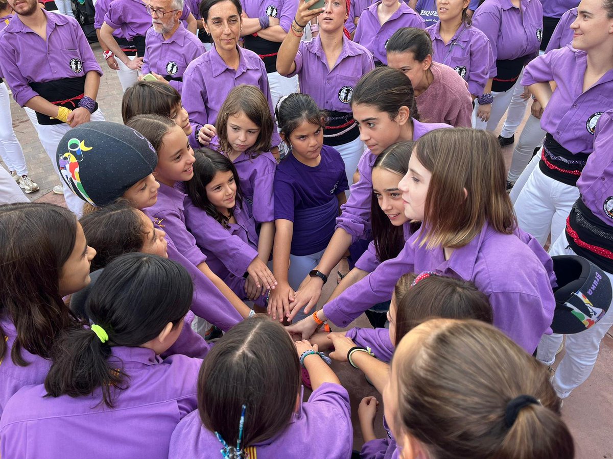Revista Castells (@revistacastells) on Twitter photo Els <a href="/esquerdats/">Colla Castellera de l’Esquerra de l'Eixample</a> encarreguen a l’equip de canalla que faci l’acollida de les nenes i els nens nous.
▶️ La gestió del dia a dia dels més petits.
✍️ David Prats
👉revistacastells.cat/2025/07/recerc…
#castellers #castells Els <a href="/esquerdats/">Colla Castellera de l’Esquerra de l'Eixample</a> encarreguen a l’equip de canalla que faci l’acollida de les nenes i els nens nous.
▶️ La gestió del dia a dia dels més petits.
✍️ David Prats
👉revistacastells.cat/2025/07/recerc…
#castellers #castells