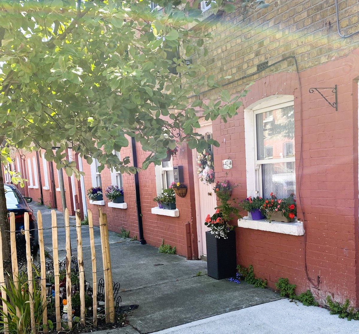 dunlaoghairecra's tweet image. Beautifully decorated house on Desmond Ave.
When someone takes the time and energy to make their house look beautiful for passers by, its a like a little gift to their local community.
❤️