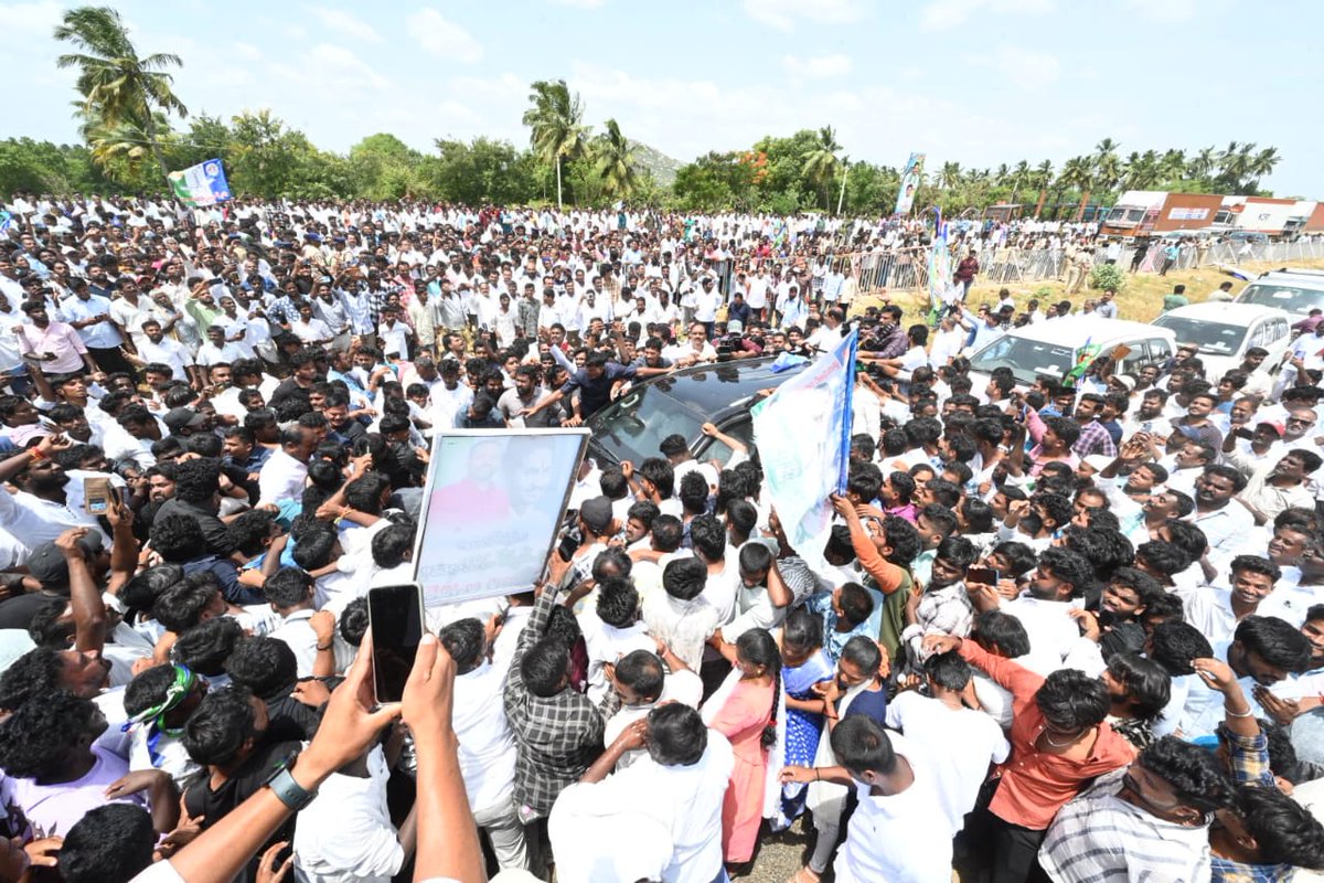 sriniva53145815's tweet image. రాసుకోరా.. సాంబ !

మీరు చెప్పినట్టు వినడానికి , తలలు ఊపడానికి...ఇక్కడున్నది  EVM లు కాదు ,  అమ్ముడుపోయిన EC  కాదు !

 ఇక్కడున్నది జన ప్రభంజనం.. దీనిని కంట్రోల్ చేయడం , ఆపడం  EVM ల వలన కాదు కదా ...వాటిని తయారు చేసిన...వాడబ్బ తరం కూడా కాదు !
#BanEvmSaveIndia 
#BanEVM_SaveDemocracy