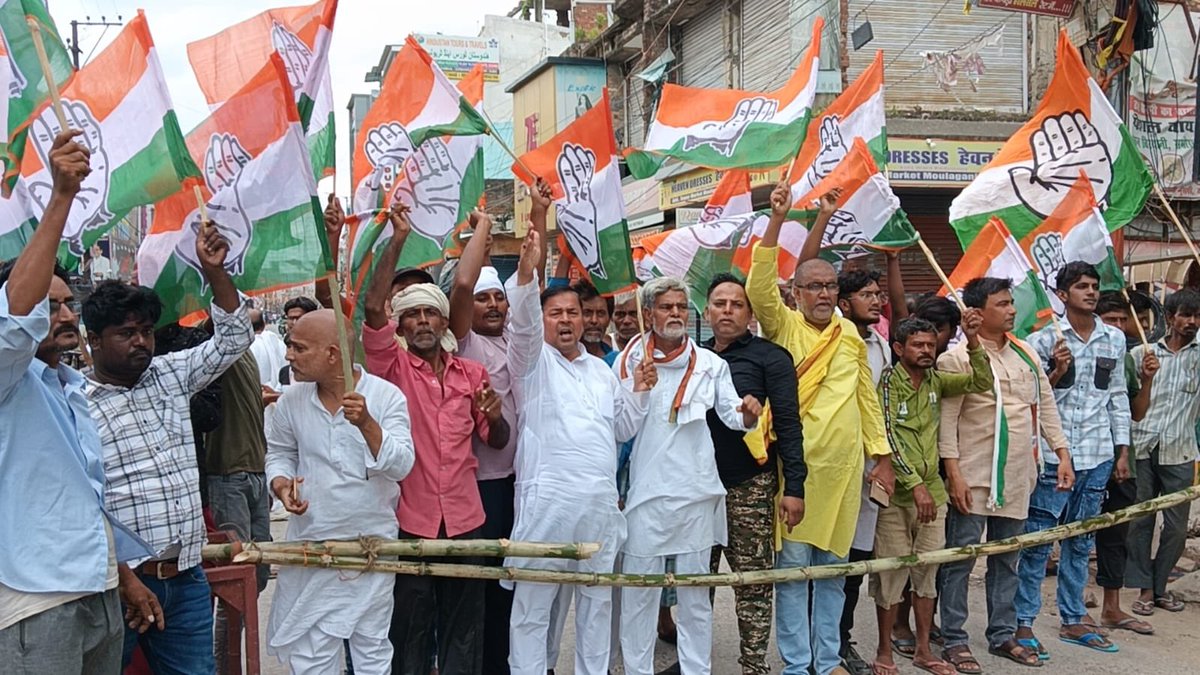 INCMinority's tweet photo. आज दरभंगा (बिहार) में राष्ट्रीय चेयरमैन, सांसद @ShayarImran जी के निर्देशानुसार वोटबंदी के खिलाफ विभाग के साथियों ने ज़ोरदार विरोध प्रदर्शन किया।
कई स्थानों पर सड़कों और रेलवे ट्रैकों को जाम कर जनता के लोकतांत्रिक अधिकारों की रक्षा के लिए आवाज़ बुलंद की गई। https://t.co/VL4iUdVyHF