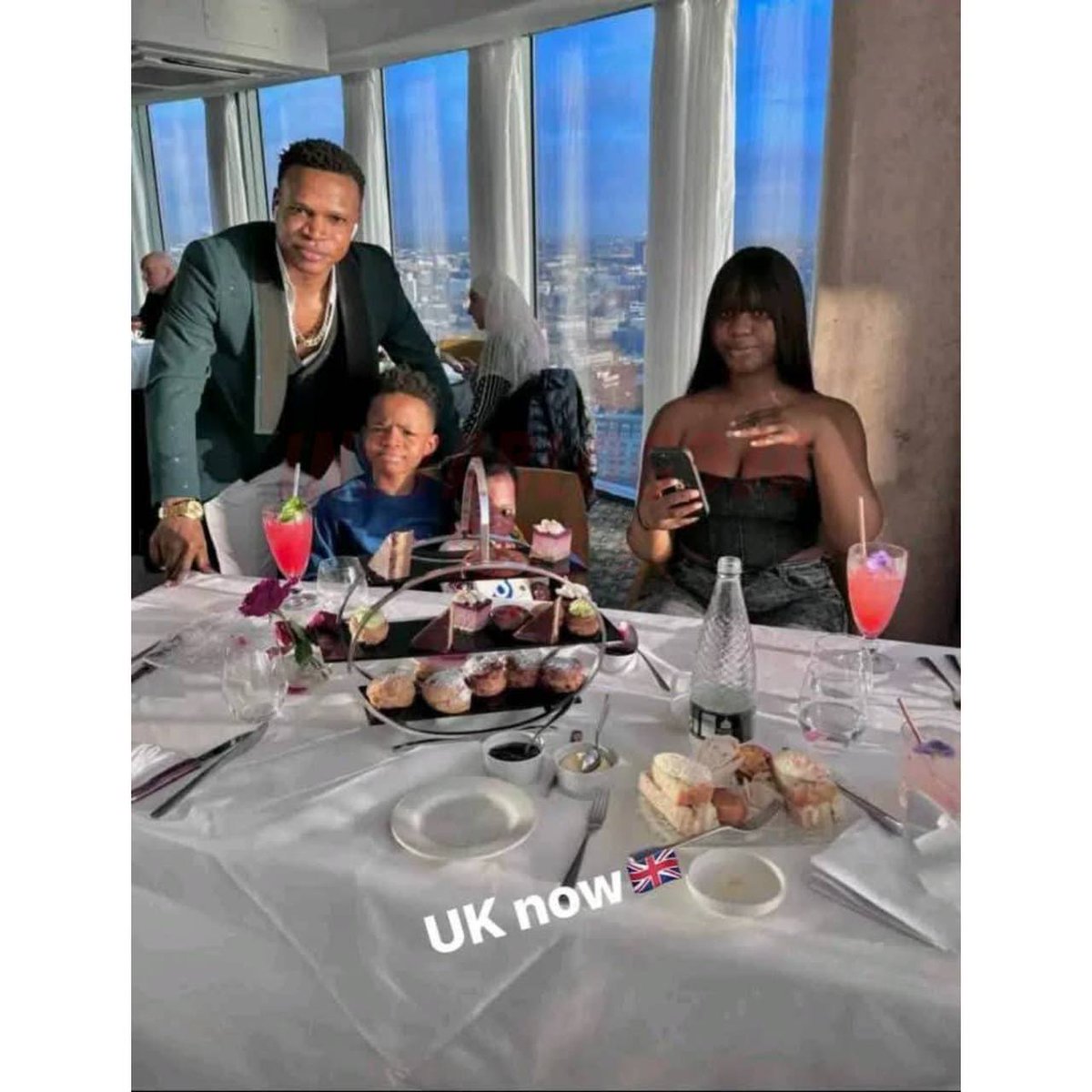 instablog9ja's tweet photo. From sharing one plate in Naija to sharing luxury desserts in the UK 🥹🇳🇬➡️🇬🇧… If God no run am, who go run am? 🙏🏽❤️ 

📹: @iam_austinking https://t.co/yvaFtEsjL2