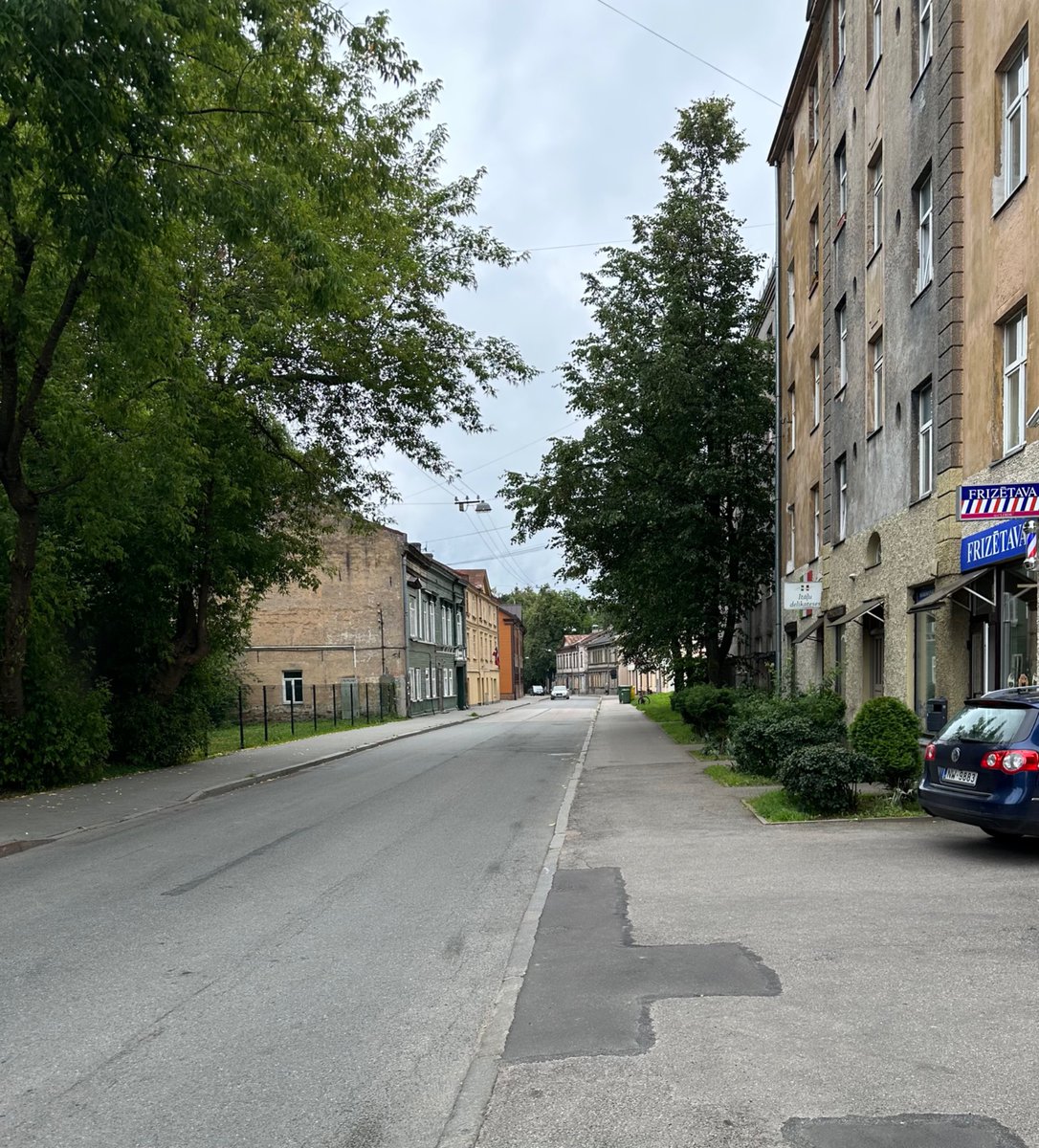 Mazā Nometņu iela mirst.
Kopš tur ir palaists 25.autobuss un likvidētas autostāvvietas, cilvēku vairs nav. 
Itāļu veikaliņš aizveras. Frizētava tuvojas slēgšanas robežai..
Lūdzu, <a href="/VKleinbergs/">Viesturs Kleinbergs</a> un <a href="/MartaKotello/">Marta Kotello</a> glābiet un atjaunojiet stāvvvietas.

(25A var palaist pa taisno!)