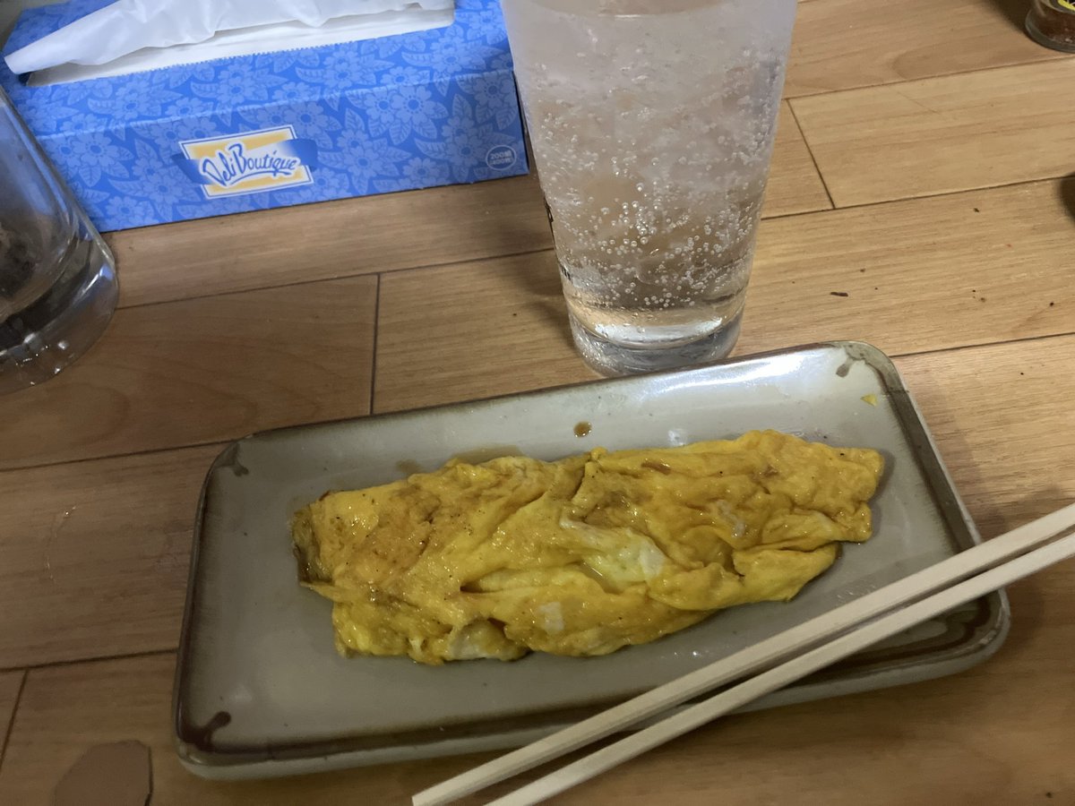 夜はくねくね。
バス乗り継いでやってきた。酎ハイ注文して、あては今日はお魚。イワシ、うなぎ、うな肝、どれも酒にあう味濃いめ。
最後は玉子焼、初めて注文したがこれは砂糖入ってる甘いやつ。
#武蔵境 #素浪人 #玉子焼