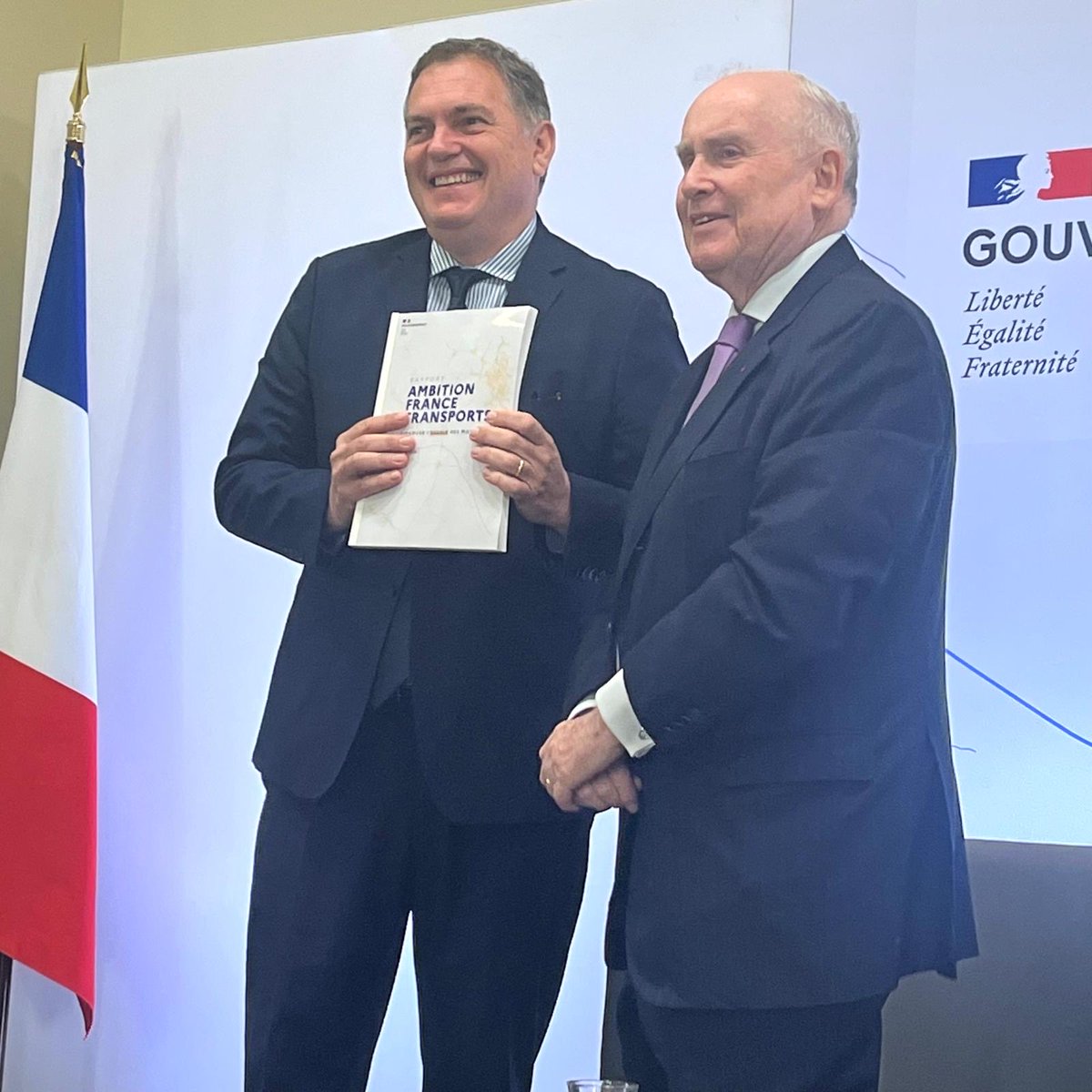 Dbussereau's tweet image. Remise du rapport de la Commission de financement des mobilités à ⁦@PhilippeTabarot⁩