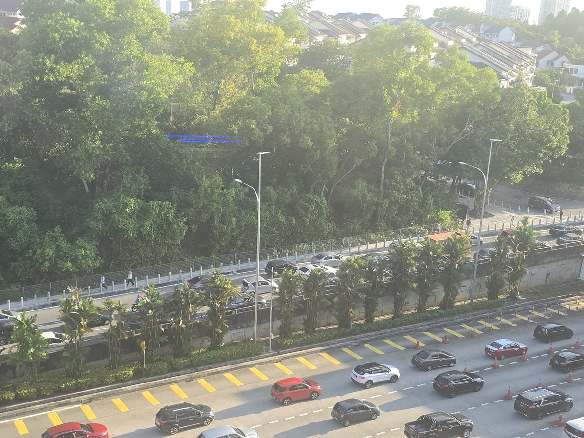 Natcromancer's tweet photo. The new sidewalk connecting Jalan 16/15 to MRT Phileo Damansara looks like it's working as intended

It's always good when more areas get better access to their local MRT/LRT station https://t.co/NrCJvGbSEd