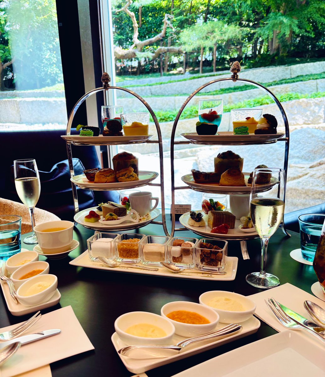 シーモアの記事がきっかけで夏野寛子先生とお茶してきました☕️めちゃくちゃ楽しかったです。白崎由岐くんを描いてもらいました。美し…✨✨ご機嫌な笑顔が可愛いすぎる😭ありがとうございました！描いていただいてる間ずっと手元ガン見してました（自慢）