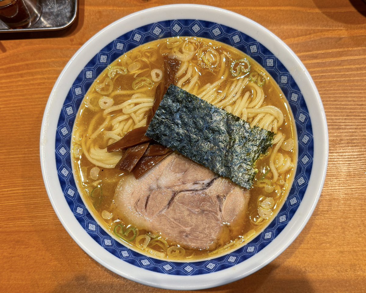 中華そばの店 りょうが（荻窪）: 塩ラーメン。先月オープンの新店！べんてんインスパイア！これ系好きなんですよね…！動物魚介のバランスが◎並で茹で前250gと麺量多めですが、大盛（400g）いけたなコレ！裏メニューで荻窪（丸長風）なつけ麺があるとの噂。美味しかったです！！！