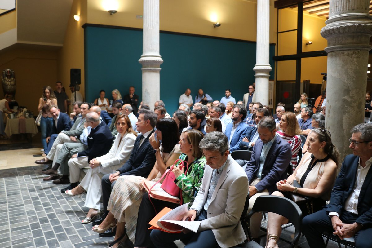 catedratem's tweet photo. Los ponentes han destacado que en Zaragoza se están proponiendo medidas tanto activas como pasivas, incrementando la cobertura del consumo municipal mediante energías renovables pero también promoviendo el ahorro de energía, porque la mejor energía es la que no se consume. https://t.co/oSRgK3hC3b