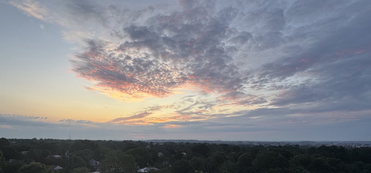 StewartVerdery's tweet image. Happy hump day DC!! @capitalweather @StormHour @dcstormchaser @PoPville