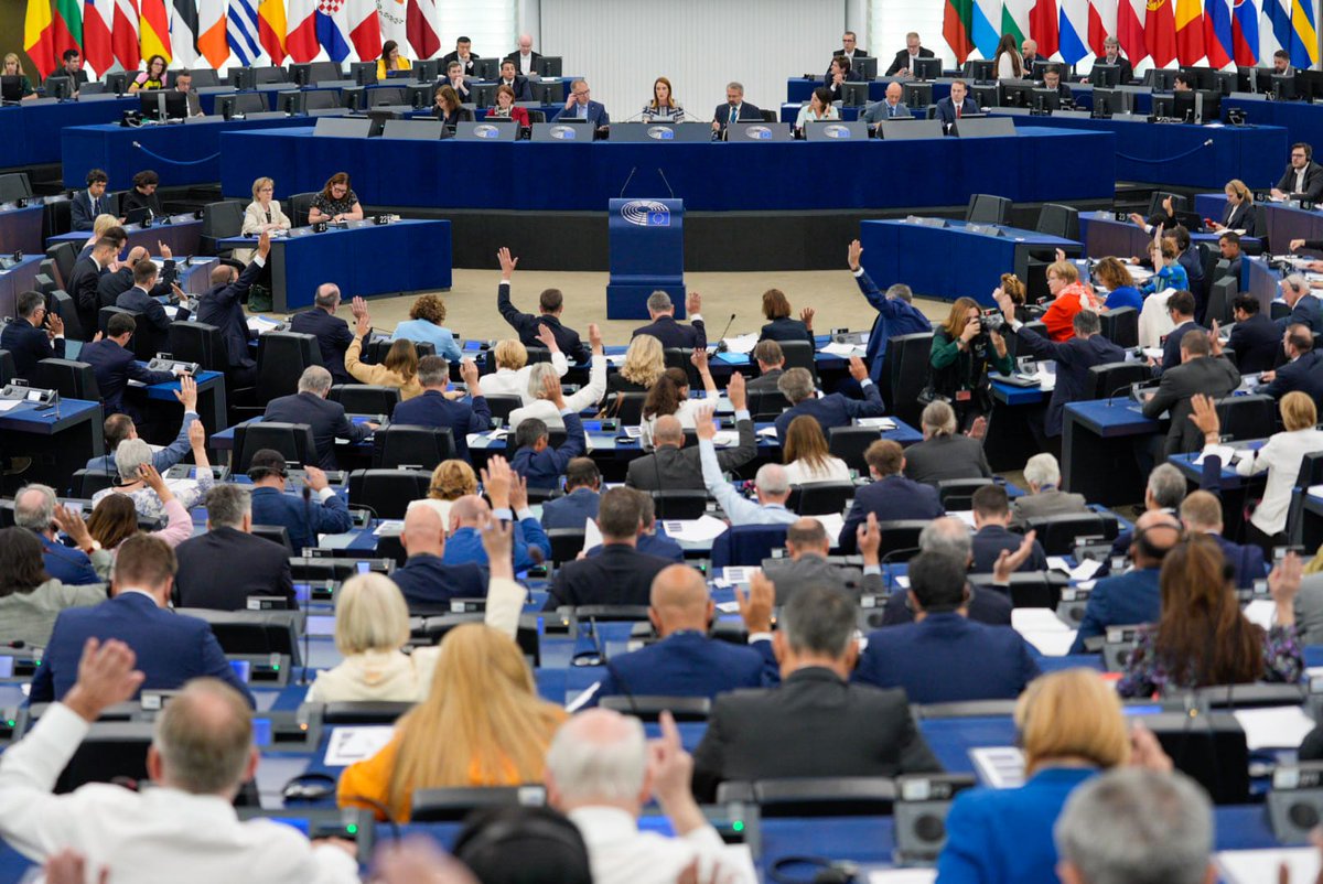 EP_President's tweet image. Standing together in challenging times.
@Europarl_EN has just voted for funds to reach & support communities affected by floods in Austria, Poland, Czechia, Slovakia, Moldova and Bosnia & Herzegovina.
This is Europe rebuilding homes & lives.
#SolidarityinAction 🇪🇺🇦🇹🇵🇱🇨🇿🇸🇰🇲🇩🇧🇦