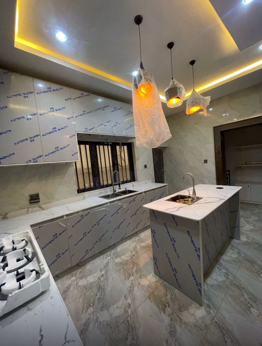 Crayjoe_'s tweet image. 4 BEDROOM FULLY DETACHED DUPLEX
PRICE: N280M
LOCATION: OGBA
FEATURES:
Spacious rooms
Ample car space
Fitted kitchen
Gated compound
Serene environment
All rooms en-suite
Security lights.
Title: C of O