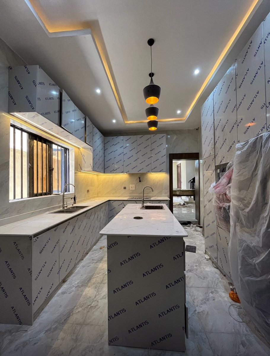 Crayjoe_'s tweet image. 4 BEDROOM FULLY DETACHED DUPLEX
PRICE: N280M
LOCATION: OGBA
FEATURES:
Spacious rooms
Ample car space
Fitted kitchen
Gated compound
Serene environment
All rooms en-suite
Security lights.
Title: C of O