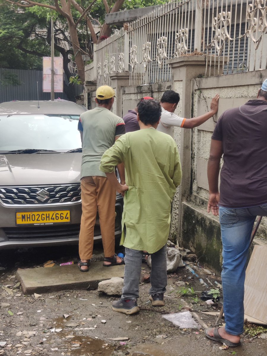 adityampaul's tweet photo. #AAPImpact
After my intervention BMC has deployed teams to clear obstructions to SWDs. https://t.co/RcbB7gLdbe