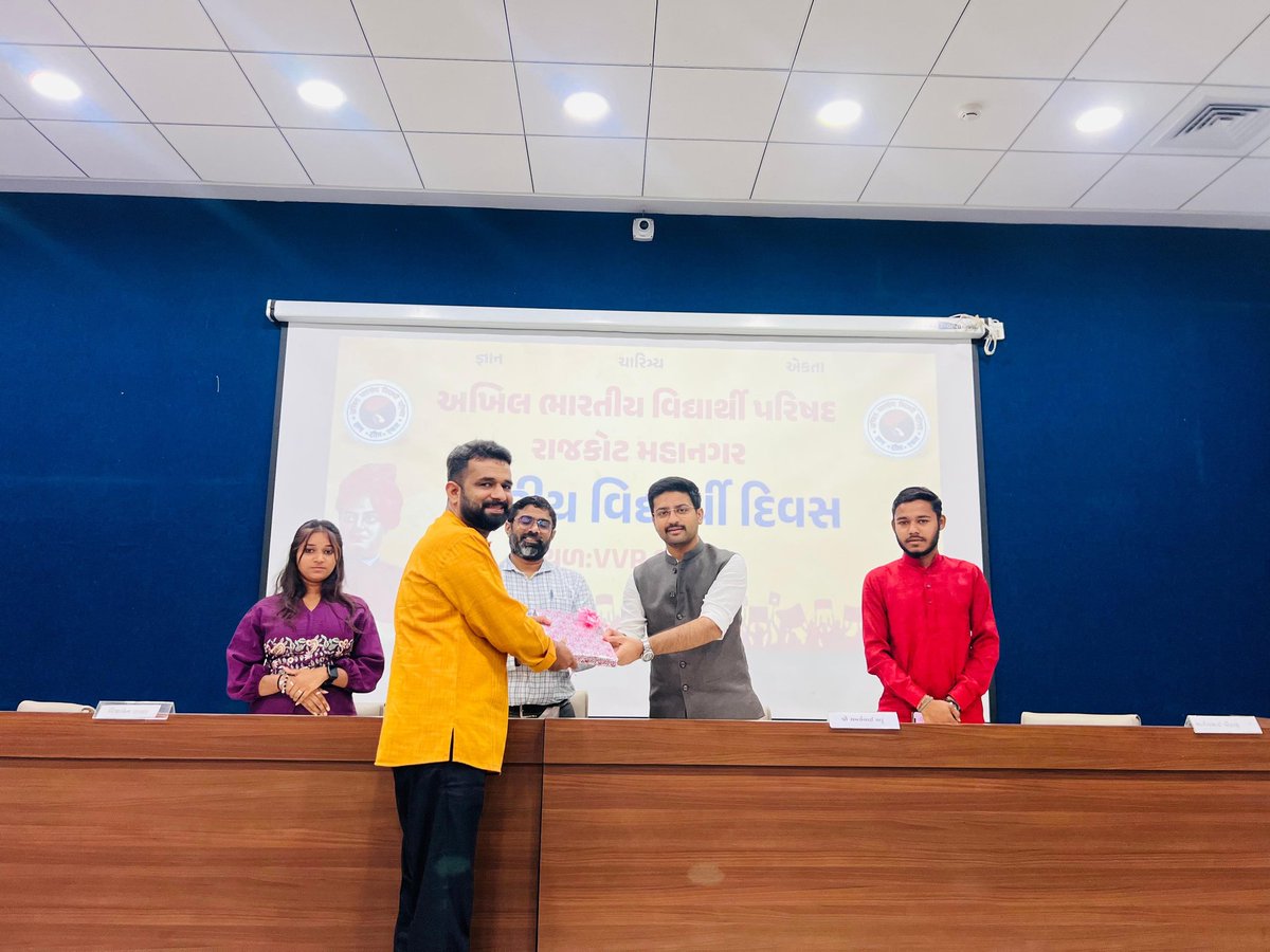 ABVPGujarat's tweet image. #NationalStudentsDay અને અખિલ ભારતીય વિદ્યાર્થી પરિષદના 77 માં સ્થાપના દિવસ નિમિતે #ABVPRajkot મહાનગર દ્વારા સંઘોષ્ટિ નું આયોજન થયું. જેમાં પ્રદેશ મંત્રી શ્રી સમર્થભાઈ ભટ્ટ વિશેષ ઉપસ્થિત રહ્યા.

#ABVP77
#77YearsOfABVP
#ABVPFoundationDay
#ABVPGujarat