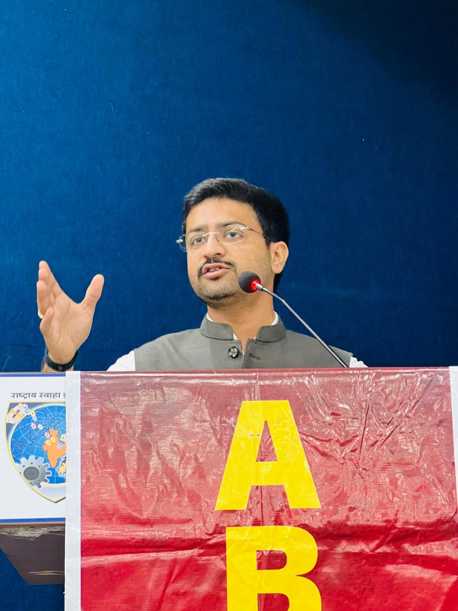 ABVPGujarat's tweet image. #NationalStudentsDay અને અખિલ ભારતીય વિદ્યાર્થી પરિષદના 77 માં સ્થાપના દિવસ નિમિતે #ABVPRajkot મહાનગર દ્વારા સંઘોષ્ટિ નું આયોજન થયું. જેમાં પ્રદેશ મંત્રી શ્રી સમર્થભાઈ ભટ્ટ વિશેષ ઉપસ્થિત રહ્યા.

#ABVP77
#77YearsOfABVP
#ABVPFoundationDay
#ABVPGujarat