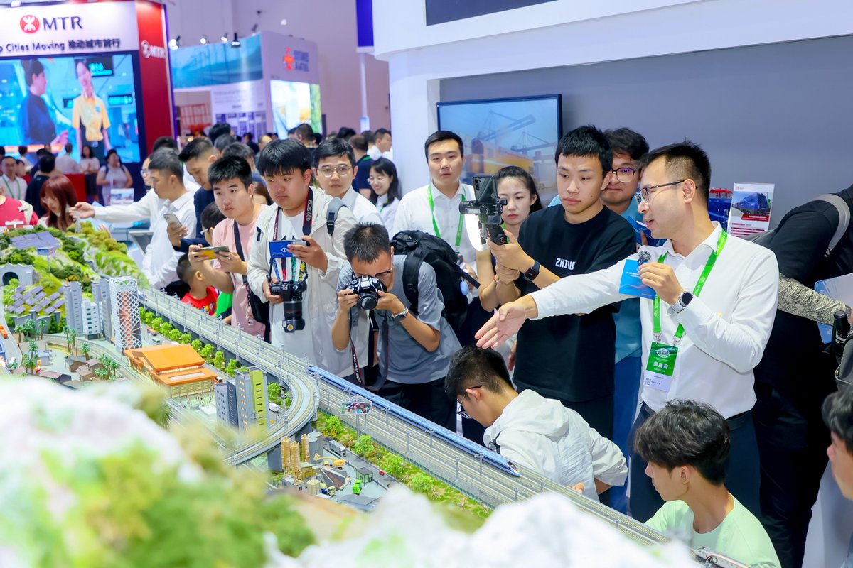 CRRC_global's tweet image. 👀 Let’s take a closer look at #CRRC’s dynamic showcase at the 12th World Congress on High-speed Rail and Modern Railways 2025 😊. From the #Fuxing intelligent #EMU and the “#Lancang” train to smart intercity EMUs and Virtual Digital Human🚆, #CRRC presented the innovations…