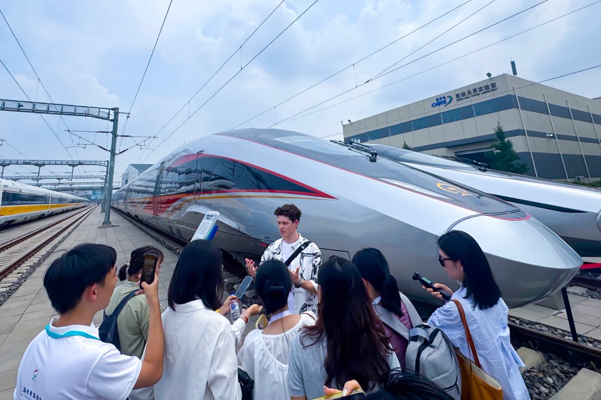 CRRC_global's tweet image. 👀 Let’s take a closer look at #CRRC’s dynamic showcase at the 12th World Congress on High-speed Rail and Modern Railways 2025 😊. From the #Fuxing intelligent #EMU and the “#Lancang” train to smart intercity EMUs and Virtual Digital Human🚆, #CRRC presented the innovations…