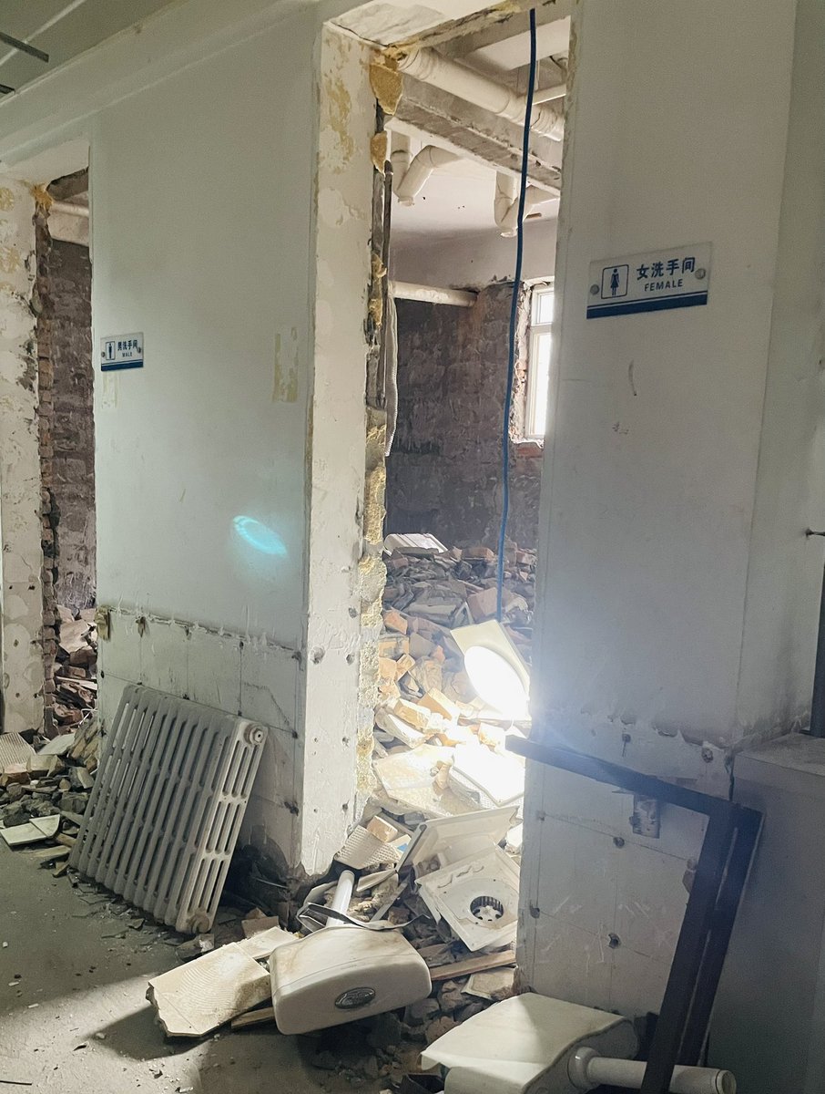 准备去厕所怎么塌了……