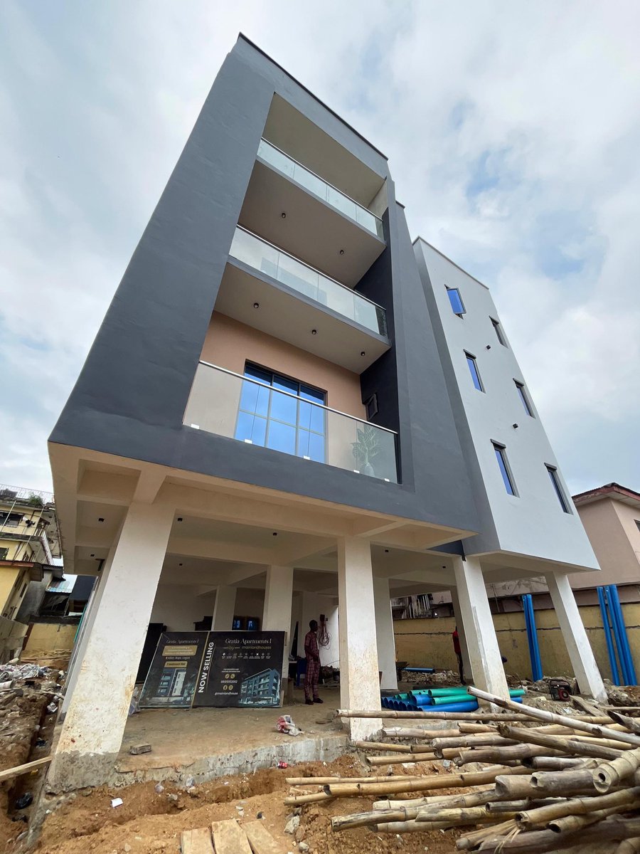 Crayjoe_'s tweet image. Our recent development “Gratias 1 Apartment” is now at its final stage of completion!
Description: 7 units of 3 bedroom apartments
Price: N180M
Location: Allen, Ikeja
Features: ensuite rooms, spacious interiors, modern fittings, and a secure environment