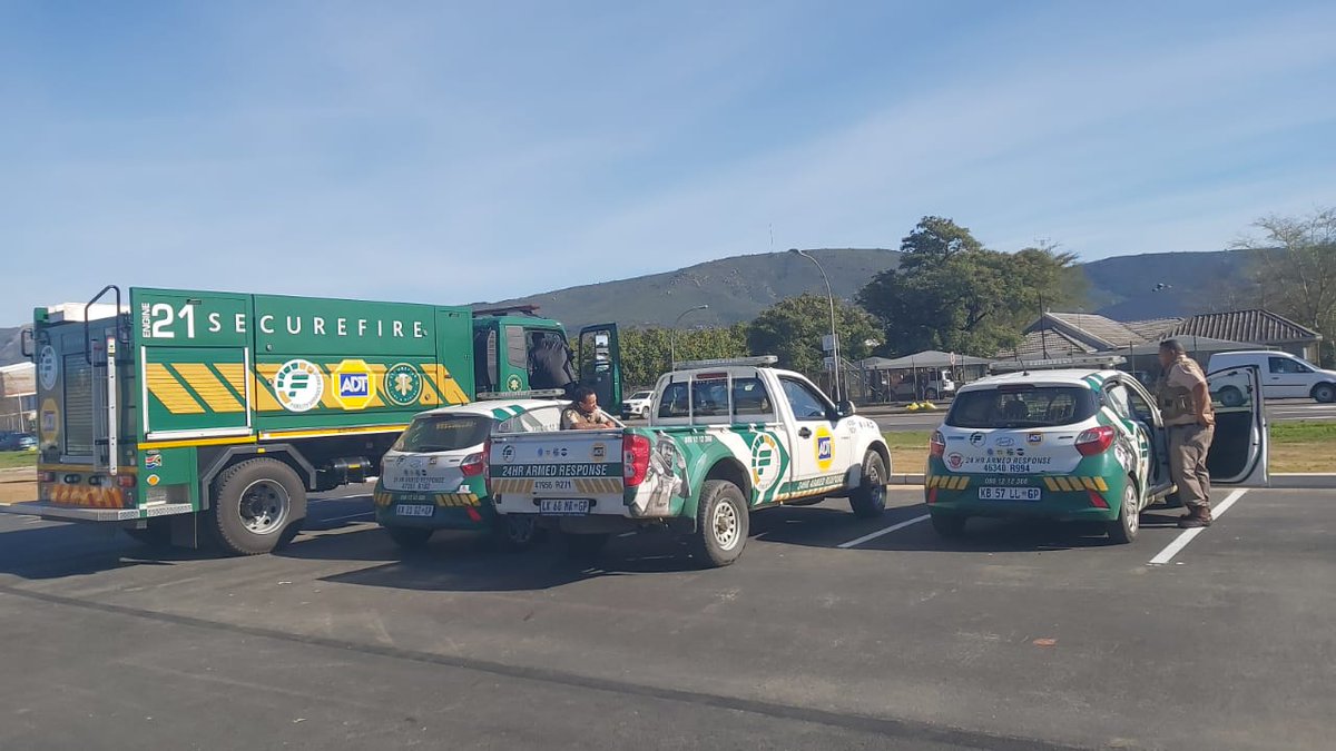 Fidelity_Secure's tweet photo. Here’s our SecureFire team out in all its glory at Paarl! Our green and gold teams are ready to tackle any kind of flames. Fidelity SecureFire, your first line of defence against fires.

#FidelitySecureFire #CapeTown #Paarl #FidelityMeanMachine #FidelityServiceGroup https://t.co/O8w5dcM6Ox