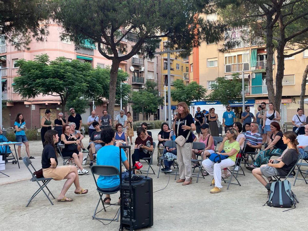 niunpamdeterra's tweet photo. 🗣️ Explicant-nos i escoltant en l'assemblea oberta del passat 2 de juliol a la plaça del Disset de setembre al Prat  #LluitaPelDelta https://t.co/DS70mvznbS