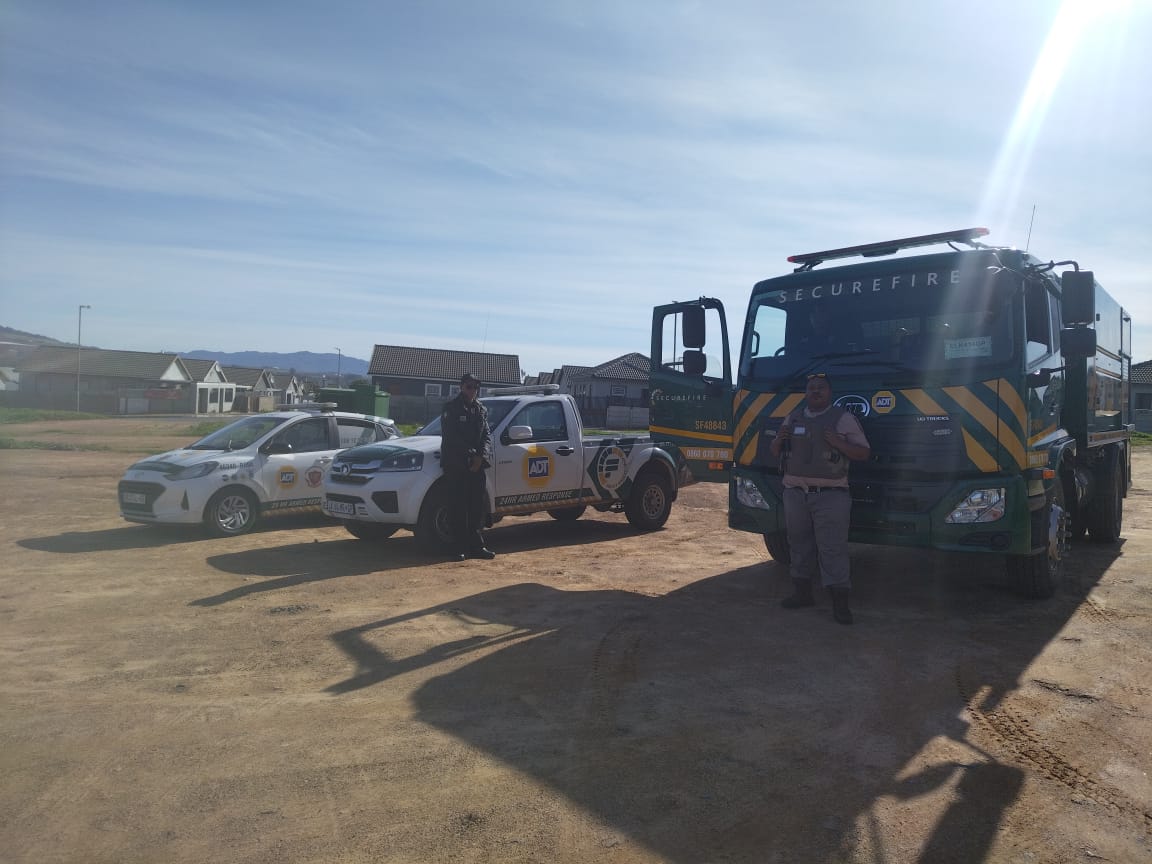 Fidelity_Secure's tweet photo. Here’s our SecureFire team out in all its glory at Paarl! Our green and gold teams are ready to tackle any kind of flames. Fidelity SecureFire, your first line of defence against fires.

#FidelitySecureFire #CapeTown #Paarl #FidelityMeanMachine #FidelityServiceGroup https://t.co/O8w5dcM6Ox