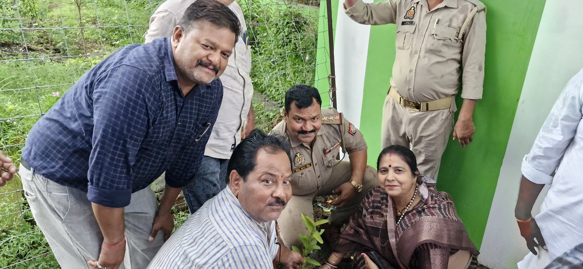 Mahendrapathak0's tweet photo. एक पेड़ मां के नाम अभियान के अंतर्गत राधे-राधे गार्डन बड़ागांव तिगेला पर वृक्षारोपण किया। BJP Uttar Pradesh Bhupendra Singh BJP Kanpur-Bundelkhand Zone BJP INDIA Anoop Gupta https://t.co/fe3qYRNSsG
