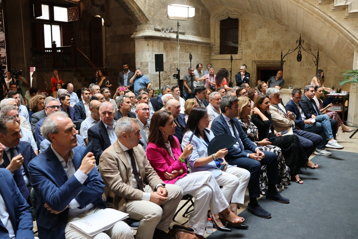 Corts Valencianes (@cortsval) on Twitter photo 📸🏦 La presidenta de les Corts Valencianes, <a href="/LlanosMasso/">Llanos Massó</a>, ha assistit a la Presentació de la nova Carpeta Ciutadana, un projecte que forma part del Pla Simplifica.
💻📂 Esta nova Carpeta és una ferramenta clau en la relació digital entre l'administració i la ciutadania. 📸🏦 La presidenta de les Corts Valencianes, <a href="/LlanosMasso/">Llanos Massó</a>, ha assistit a la Presentació de la nova Carpeta Ciutadana, un projecte que forma part del Pla Simplifica.
💻📂 Esta nova Carpeta és una ferramenta clau en la relació digital entre l'administració i la ciutadania.