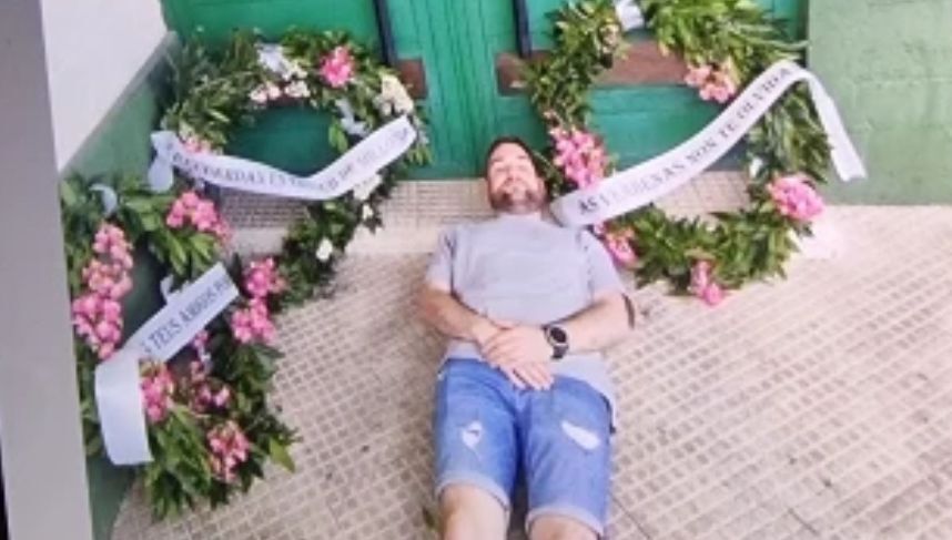 “Cando vin que entraba o coche fúnebre e as coroas…”
👉 O vilalbés David Eimil afrontou a súa despedida de solteiro como improvisado defunto. Unha ocorrenca dos seus amigos que levou con moi bo humor. agalegaaudio.gal/videos/detail/…