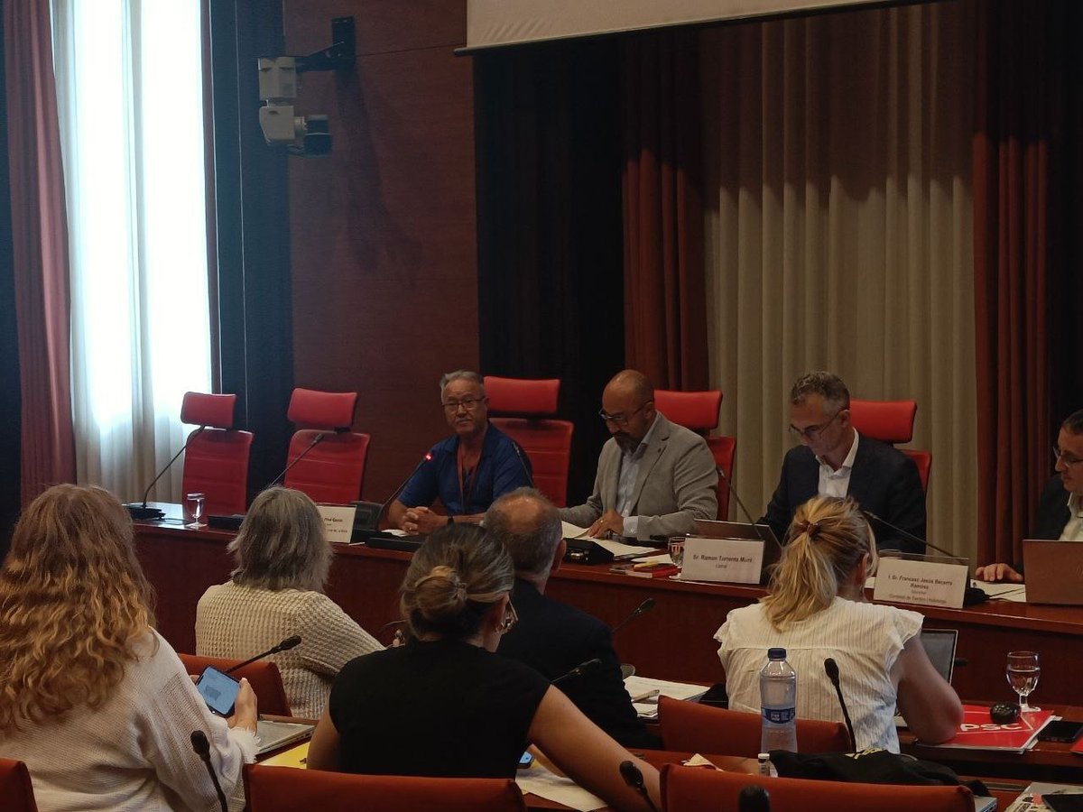 Avui hem acompanyat a l'Associació de Veïns i Veïnes de La Mina en la seva compareixença, a proposta del grup parlamentari de <a href="/SomComuns/">Comuns</a> davant la Comissió de Territori i Habitatge del Parlament de Catalunya per a informar sobre la situació i necessitats del barri.