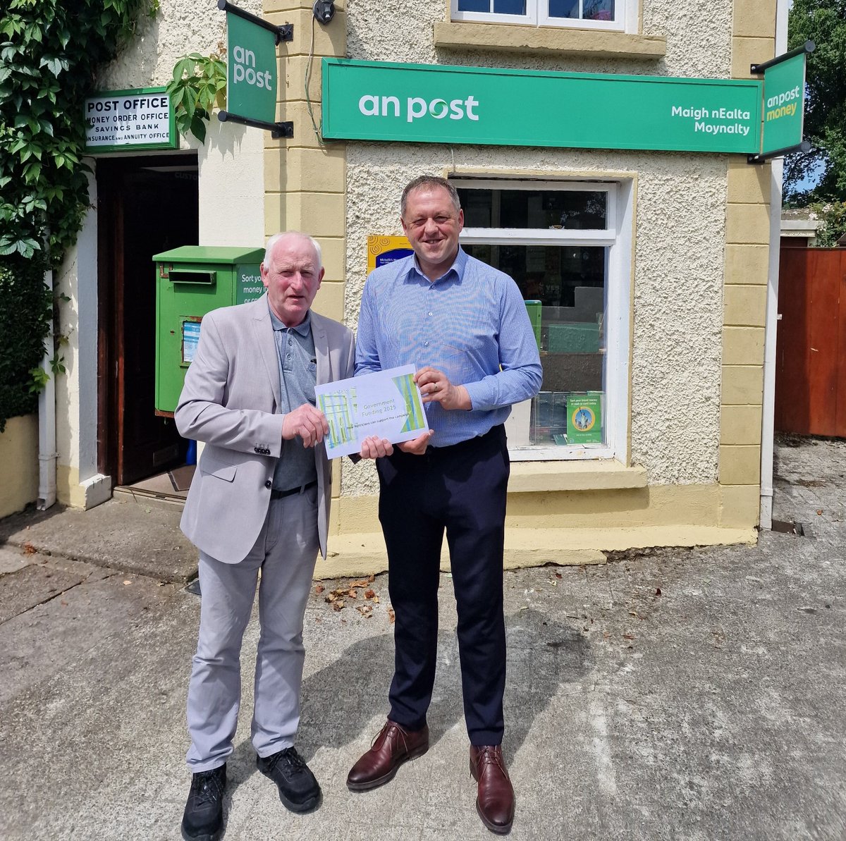 IrishPostmaster's tweet image. Minister Thomas Byrne with @AnthonyClinton4 Postmaster Moynalty Post Office who briefed the Minister on the campaign by the Irish Postmasters Union to ensure that Government invest in the Post Office Network. Many thanks Minister for your support!
@ThomasByrneTD