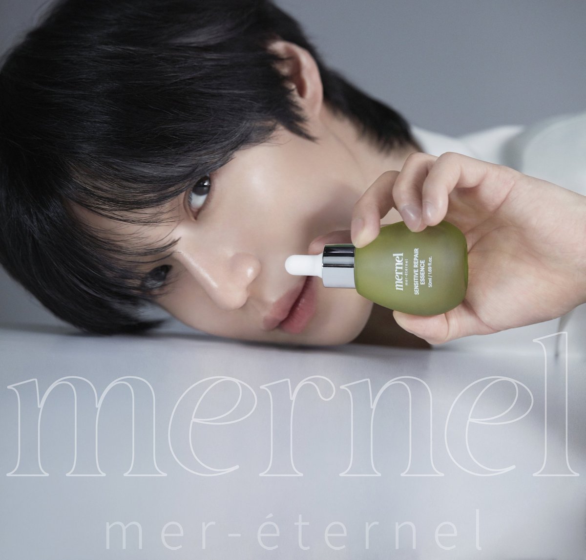 MERNEL_official's tweet image. TAEMINのように、輝くインナーモイスチャー、準備できた?✨
肌に“水光フィルター”をON。
塗った瞬間、たった10秒であふれ出すディープな潤いエネルギー!
#メルネル #マルチセラピーエッセンス
うるおいバリアをしっかり守るデュアル保湿レイヤーで、
一日中ずっと、澄んで透明感のある肌へ。…